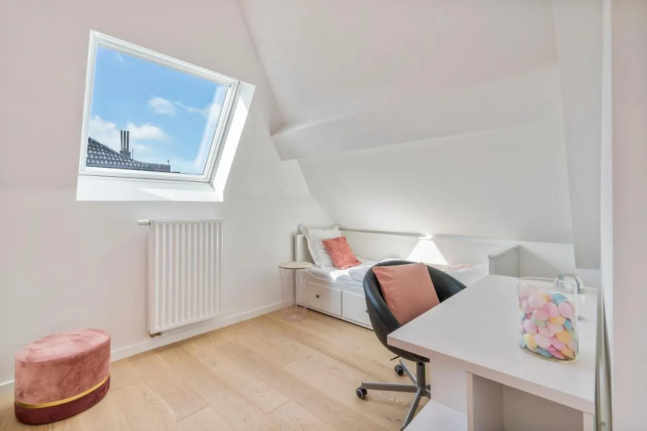 Sersea - Spacious Holiday House In Ostend With Garage Ferienhaus